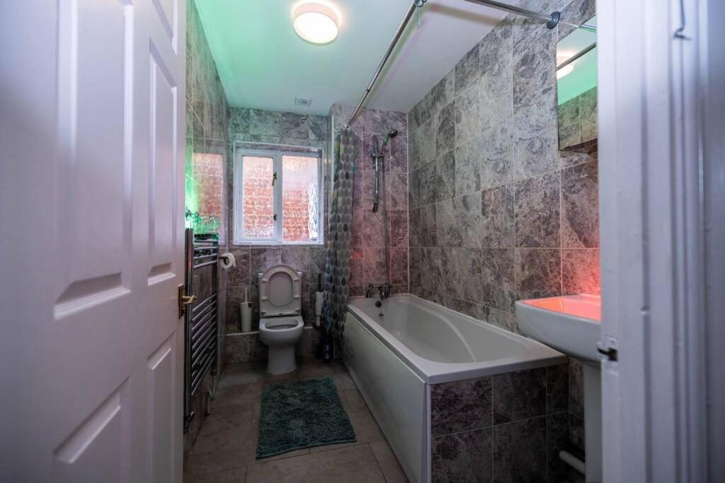 3 Bedrooms House-Sofabed-Parking-Bbqstove-Garden London Exterior foto