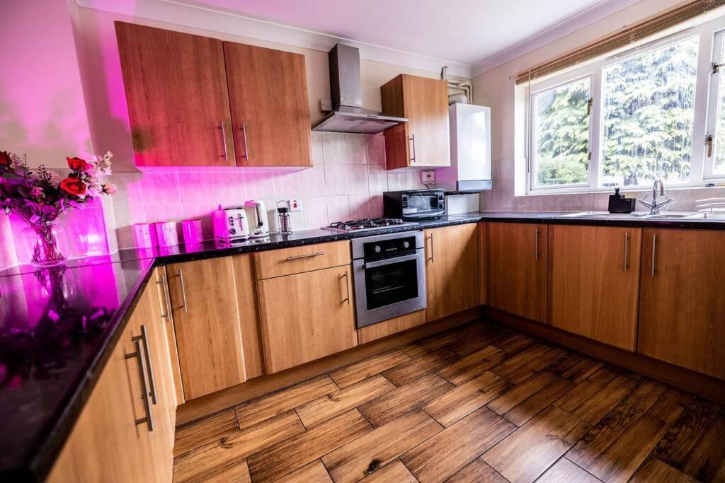 3 Bedrooms House-Sofabed-Parking-Bbqstove-Garden London Exterior foto