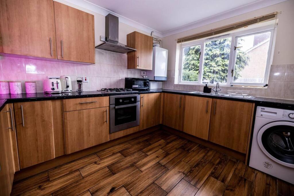 3 Bedrooms House-Sofabed-Parking-Bbqstove-Garden London Exterior foto